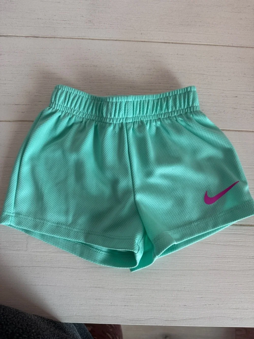 Nike Girls Gray Tee with Mint Shorts and Pink Logo - Picture 4 of 4